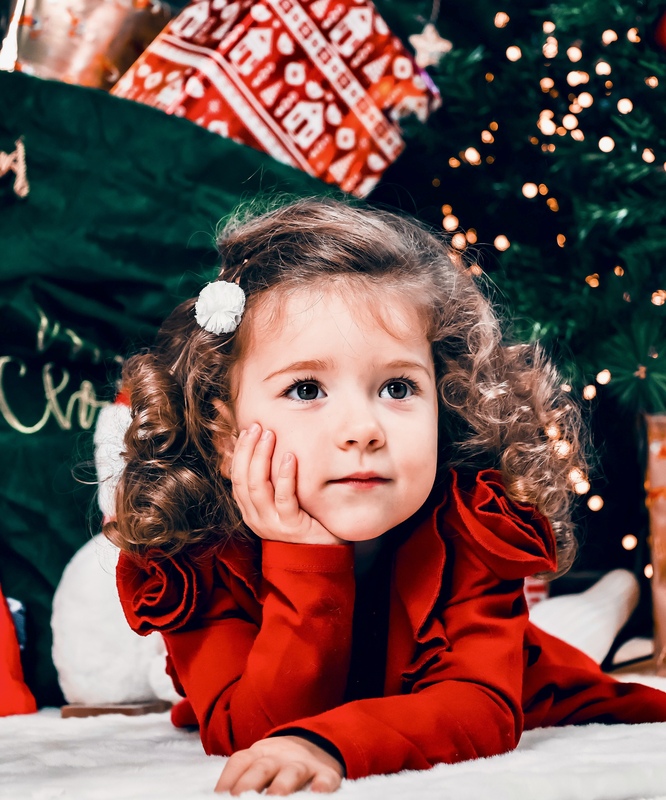 Portrait enfant avec décors de Noël
